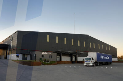 Imagen de frente del centro logístico de Barbarella, que da cuenta de su infraestructura y el alcance de sus servicios